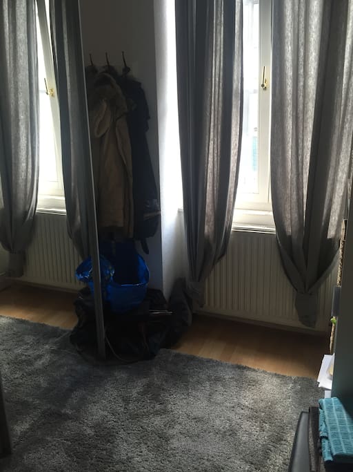 Fenster mit Blick zur Straße