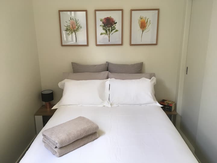 第二间卧室-双人床