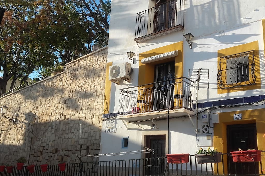Front view casita Marieta,entrance streetlevel, apartment situated on the 1. floor