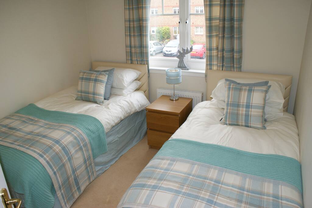 Second bedroom - twin beds.