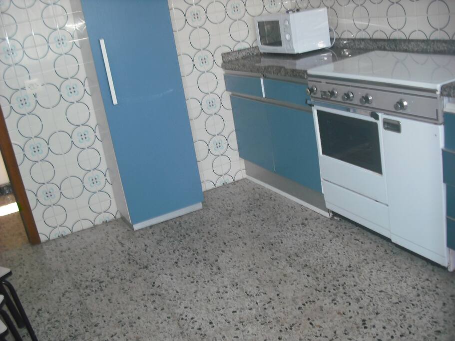cocina con mesa para desayunos