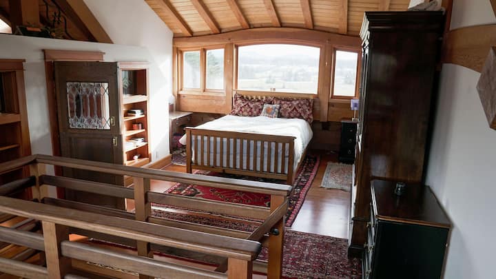 Dormitorio oculto a través de la puerta secreta con balcón interior.  Esta habitación tiene una cama doble y una cama doble. 