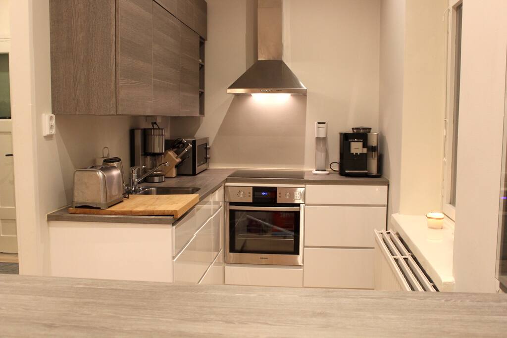 The kitchen is well-equipped with an oven, a microwave, a water kettle, a regular coffee maker, a "high-tech" coffee maker, a toaster, a dishwasher, a sodastream and knives & scissors.