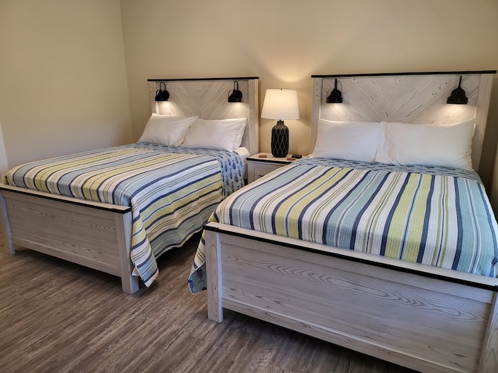 ქვედა სართული: საძინებელი 4, რომელსაც აქვს პირადი სააბაზანო. 2 საწოლი 152 × 203 სმ (საწოლები 4)