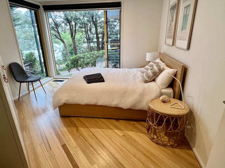 ห้องนอนที่เต็มไปด้วยแสง 