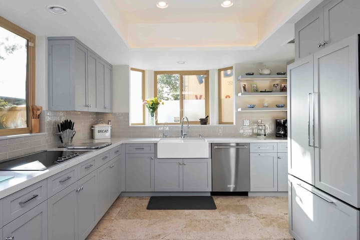 Gorgeous 4-bedroom villa close to beach gallery image 2