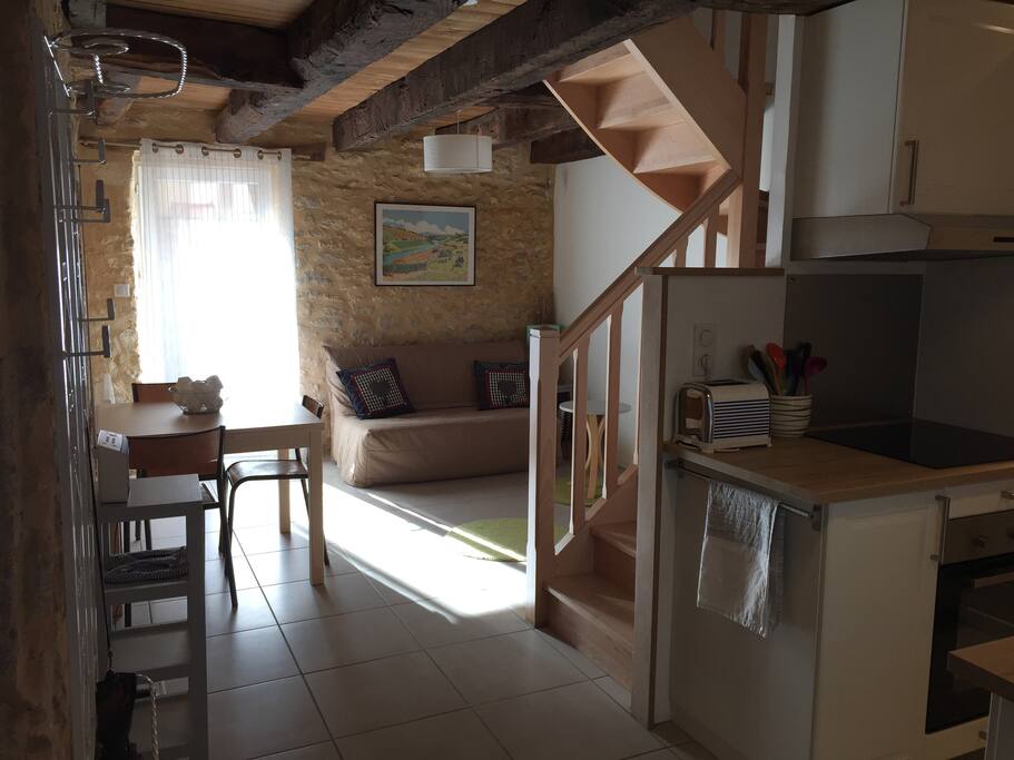 Salon - Salle à manger donnant sur cour
Escaliers avec barrières sécurité enfant.