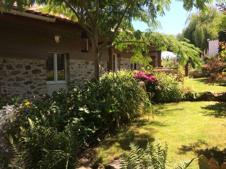 Chambres d'hôtes de La Roche - Jardin face à la Chambre MEKONG