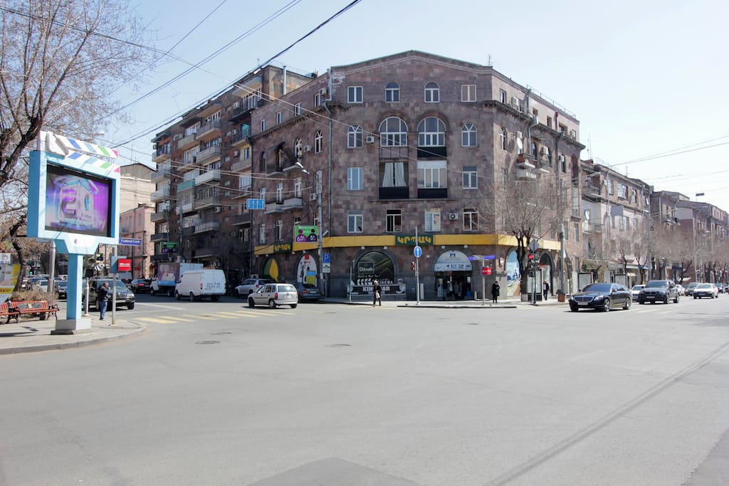 На первом этаже дома супермаркет и множество кафе и ресторанов рядом с домом