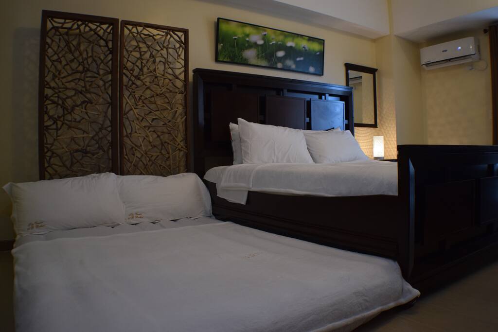king size bed with pull out (also king size)