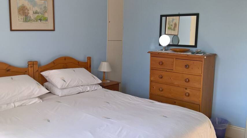 Bright, Cheerful Kensington Flat gallery image 4