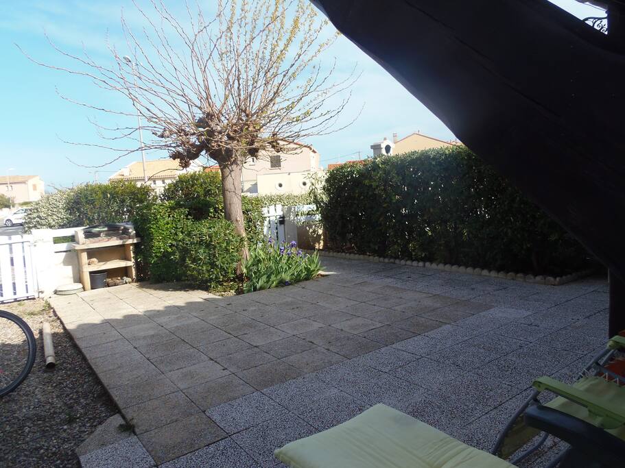 jardin entièrement clôturé