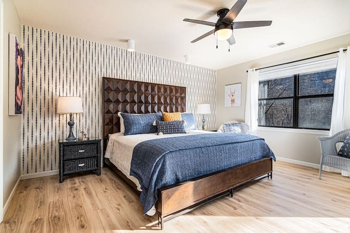 装饰精美的主卧配有特大号床