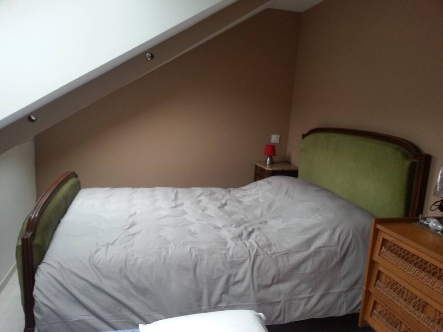 chambre sous combles avec un lit de 140, un lit de 80 (possibilité d'un couchage supplémentaire de 80)