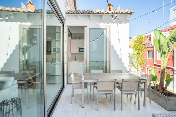M House Loft with Terrace Close to Port, Beach and Subway gallery image 2