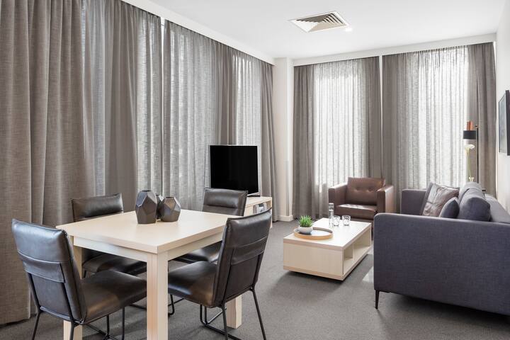 Spacious 2 Bedroom Apt w/ Sauna, Pool & Gym Access gallery image 4