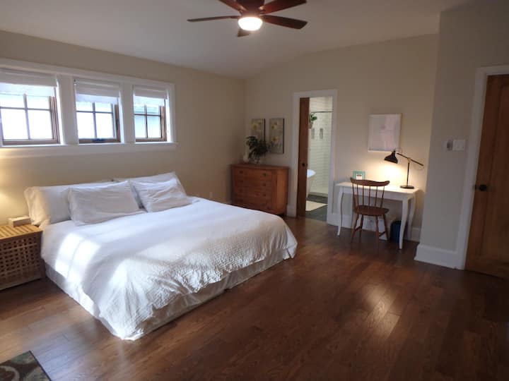 Private Entrance En Suite Bedroom in Hendrick Farm