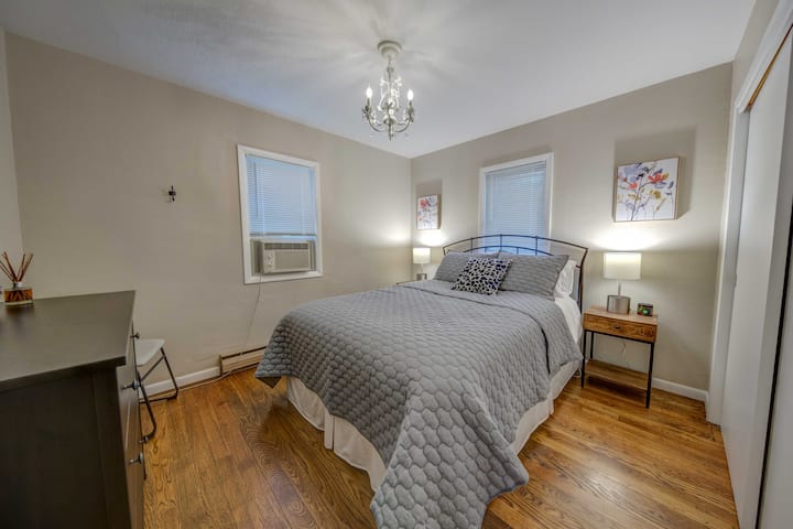 חדר שינה מס '1 עם מיטת קווין.