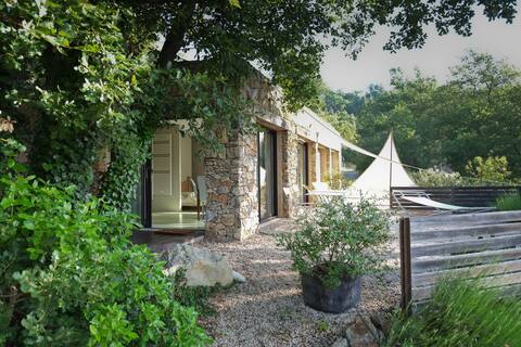 Architect's gîte in the heart of nature