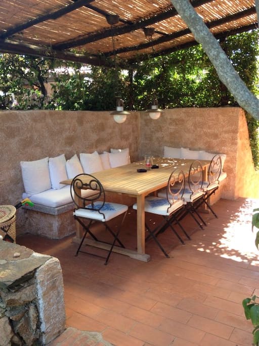 patio con tavolo all esterno