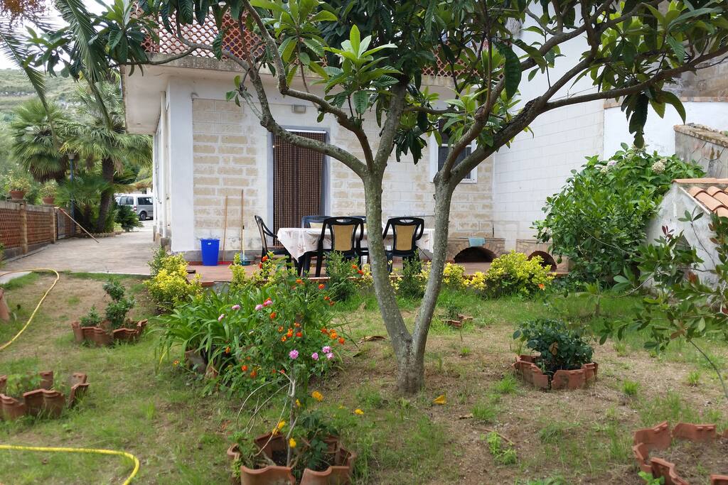 esterno appartamento con giardino