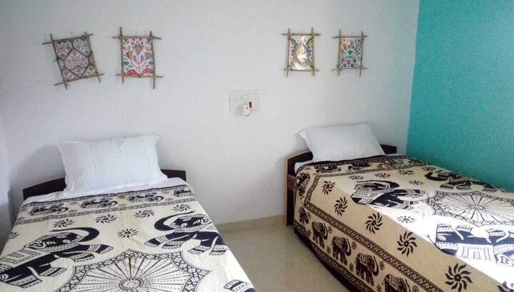 Habitación con vistas al jardín.