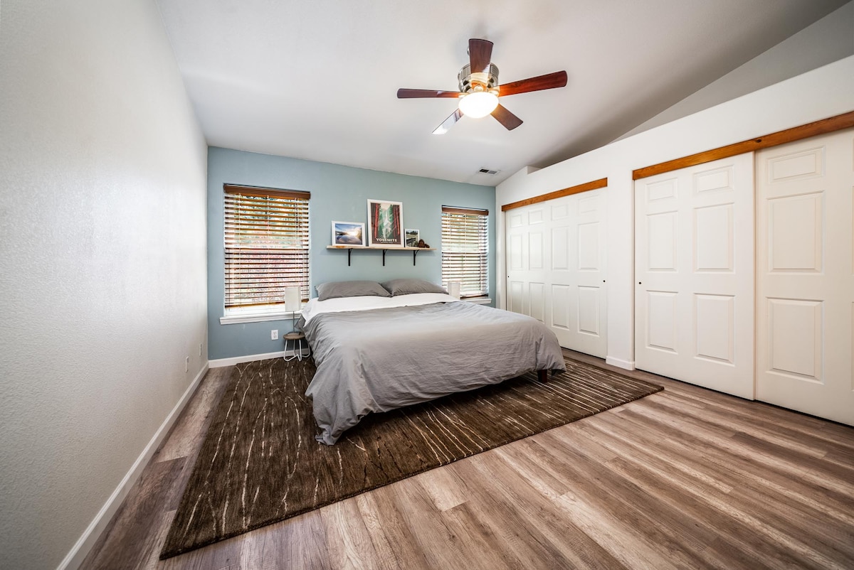 חדר שינה ראשי - מיטת קינג סייז נוחה עם מצעי כותנה איכותיים 100%.  