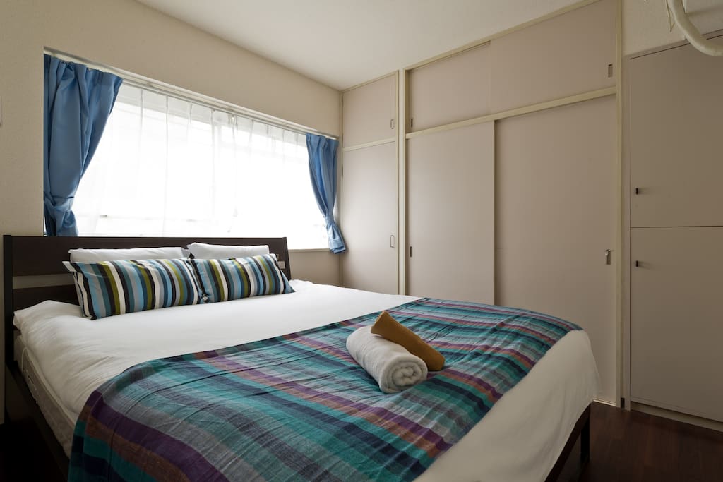 bed room with a queen size bed