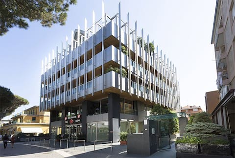 Prestigiosa location in zona centralissima.