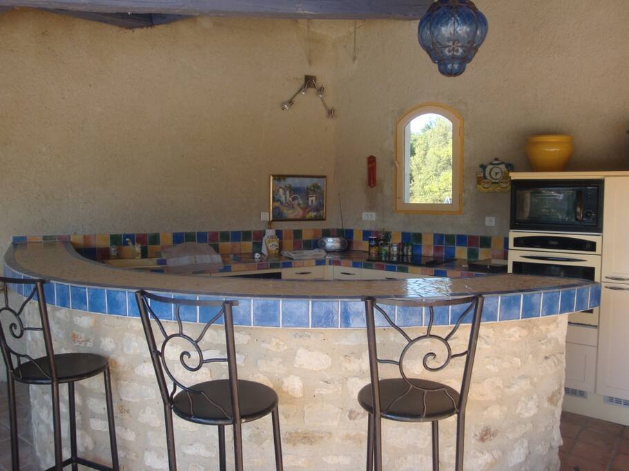 Bar et cuisine équipée