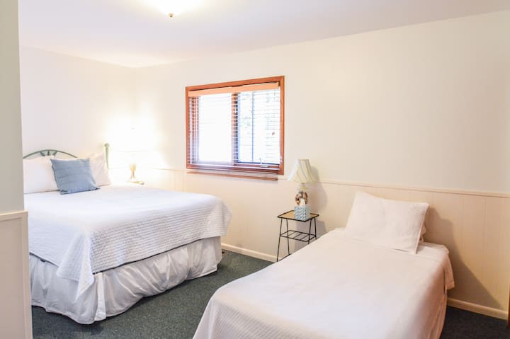 房屋- 2号卧室-
1张标准双人床和1张单人床