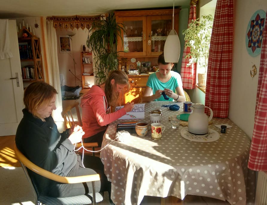 meine Gäste beim Frühstück im gemeinsamen Wohnzimmer