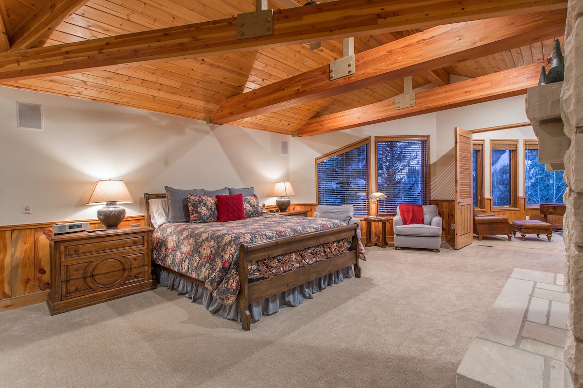 Главна спална соба со брачен кревет (широк 150-179 см) и приватна студија