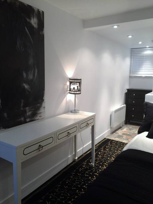 Beaucoup d'espace de rangement dans la chambre avec bureau et walk-in