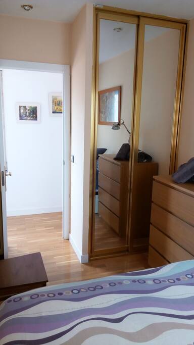 Habitación con armario