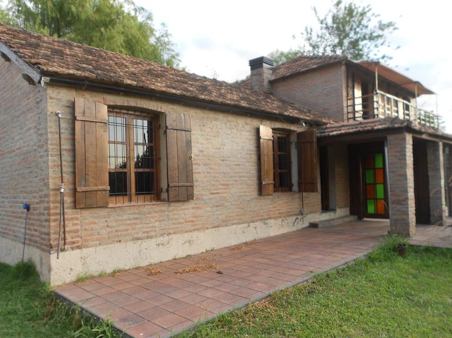exterior de la casa. Al fondo puede verse la otra casa de dos plantas que conforma el complejo