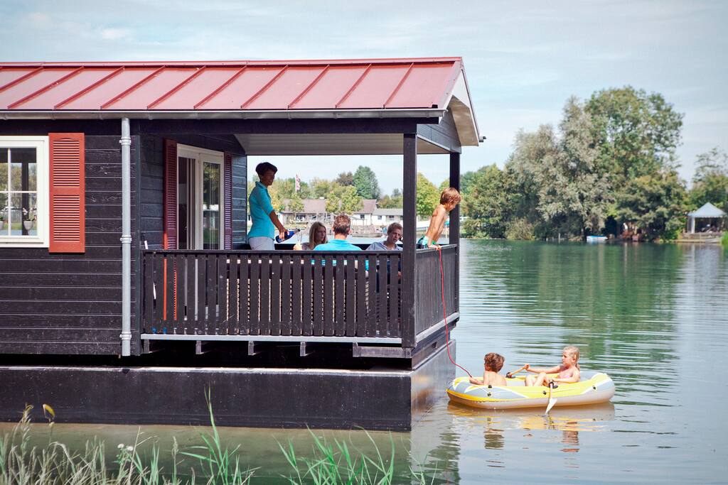 Overdekt terras met hoge balustrade