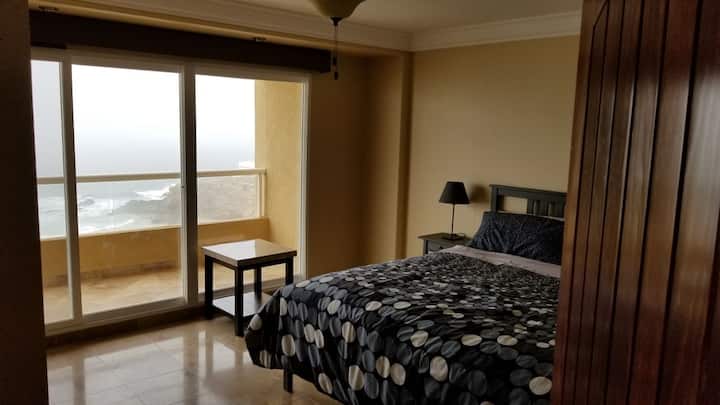 غرفة النوم الرئيسية - سرير كبير - الاستيقاظ إلى المحيط