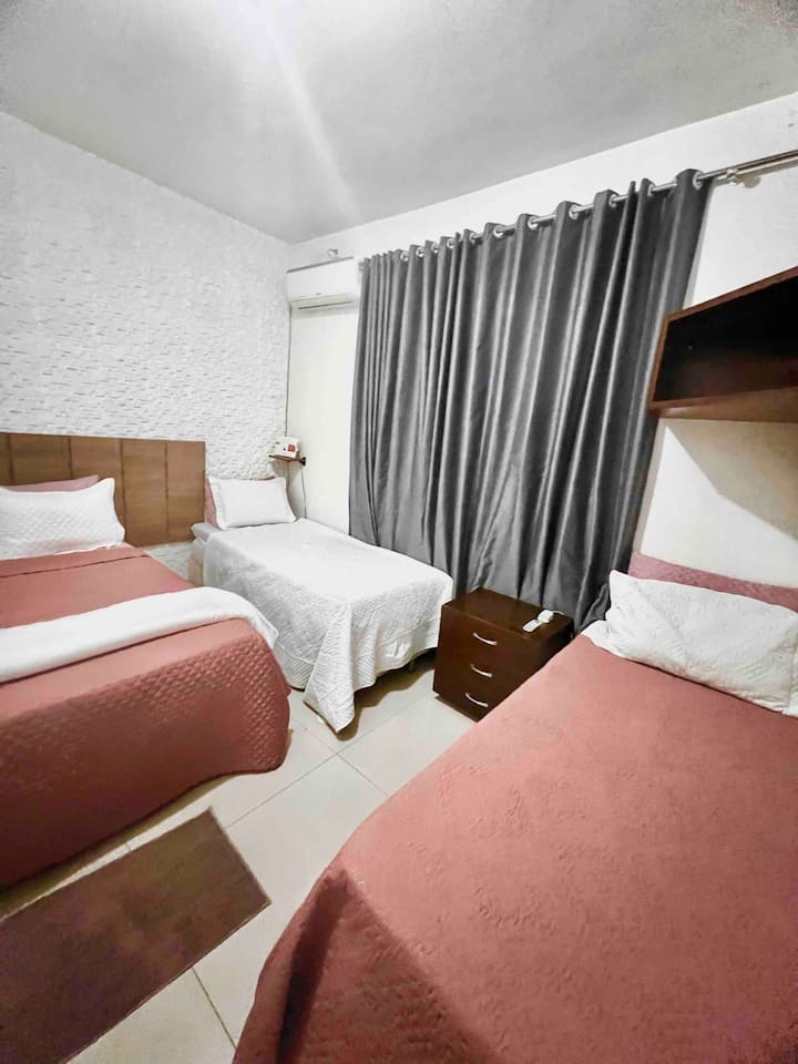 Едно двойно легло, две единични легла, 50-инчов смарт телевизор, климатик