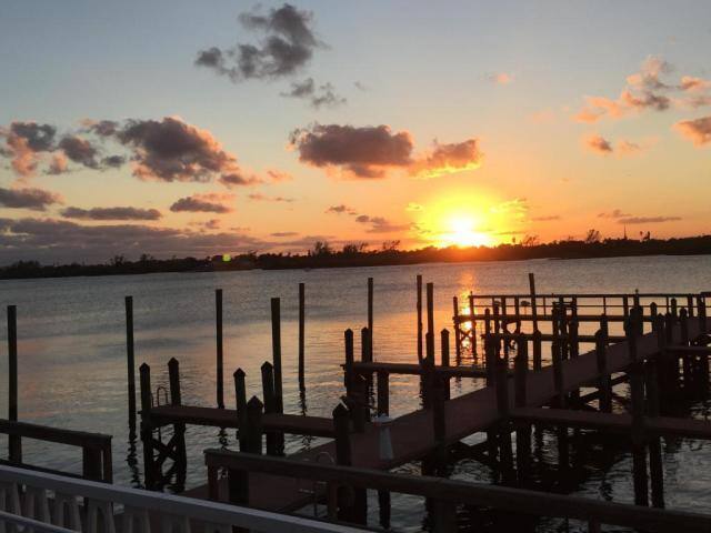 Cozy, elegant new studio 2 minutes away from beach