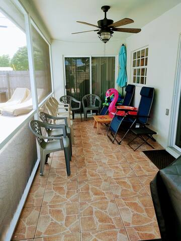 Amazing 5 Bedroom Pool Home 28 day+Great Location! gallery image 4