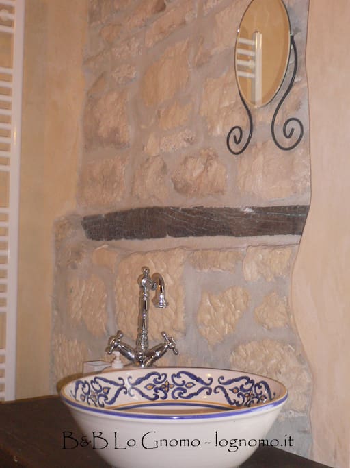 I lavabi dei bagni sono stati creati da noi da mano artigiana.