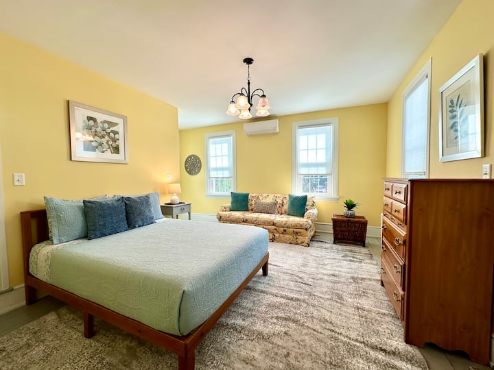 Bedroom 4

Hybrid Queen Mattress 
Chest of Drawers
Spacious Outdoor Balcony w/ Seating
Luggage Rack 