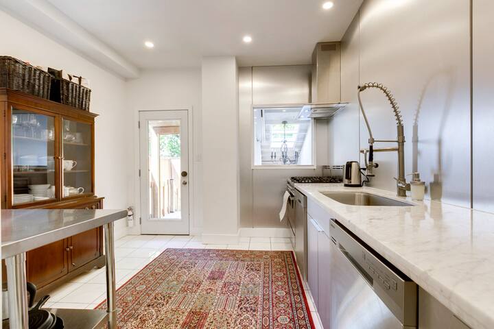 Spacious house in Leslieville gallery image 4