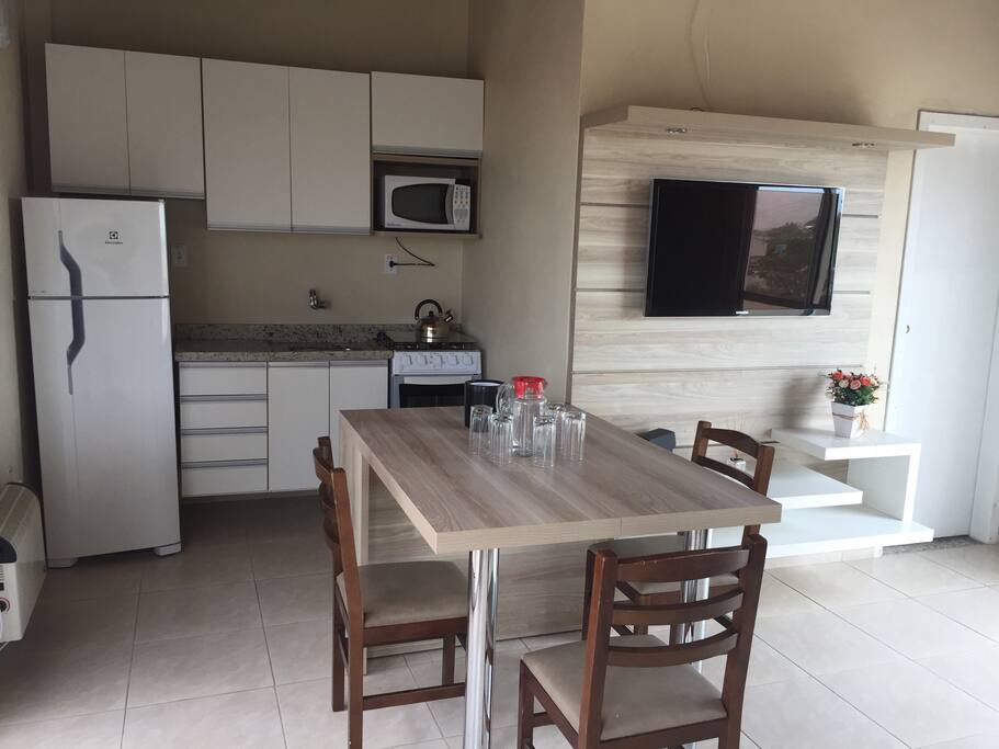 Sala, cozinha, tv, mesa de refeições