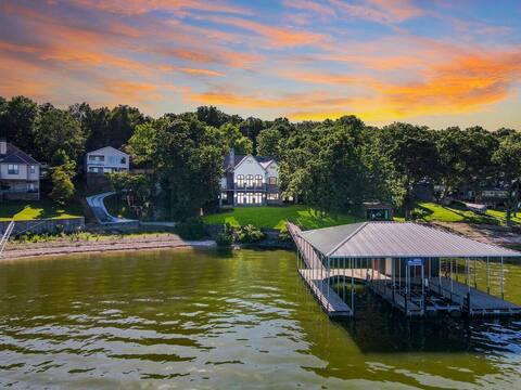 Grand Lake Opulence: Luxe Waterfront Retreat