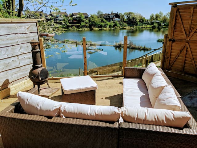 Lakeside Home ❤ 1 acre garden, near shops and M60