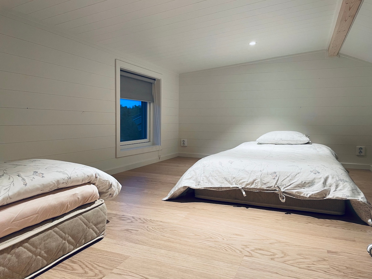 ห้องนอนแบบลอฟท์ห้องนอน 3 มีเตียง 90 เตียงสองเตียง
