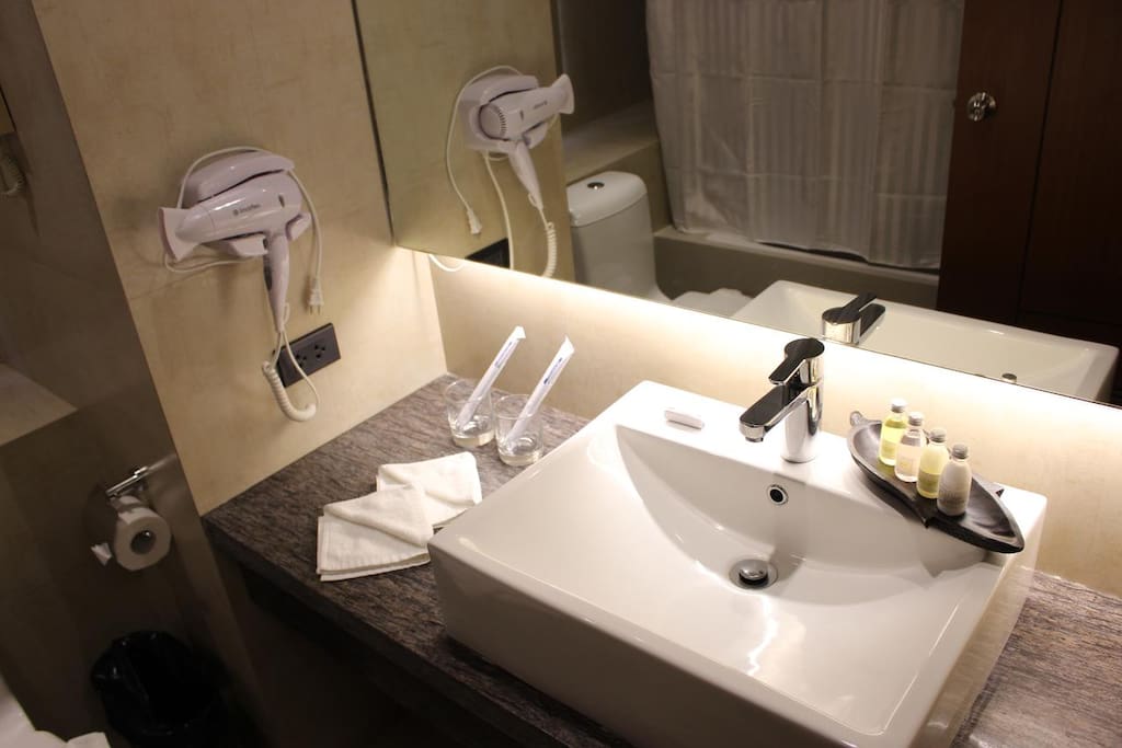 bathroom with tub and toiletries