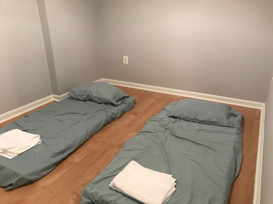 Private bedroom with 2 twin floor mattress